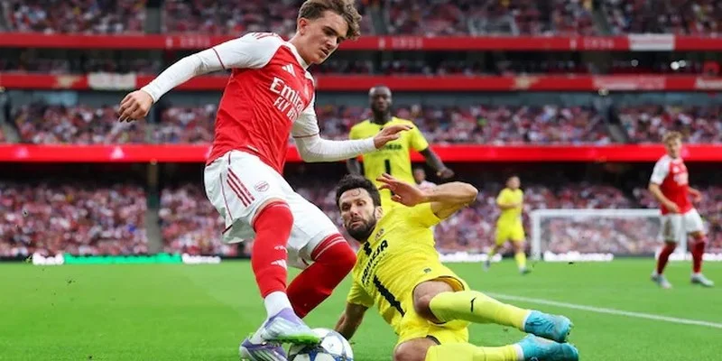 Dowman tiếp tục mang về phạt đền trước Villarreal