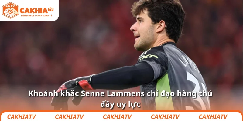 Khoảnh khắc Senne Lammens chỉ đạo hàng thủ đầy uy lực