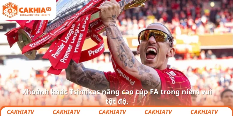 Khoảnh khắc Tsimikas nâng cao cúp FA trong niềm vui tột độ.